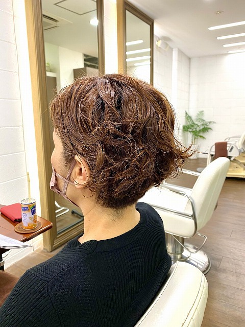 学芸大学美容室にHair Esthe Hi-Deは、あります。学芸大学美容院にも、Hair Esthe Hi-Deはあります。Hair Esthe Hi-Deは目黒区学芸大学駅近くの美容室です。祐天寺美容室近くにも、Hair Esthe Hi-Deはあります。祐天寺美容院にも、Hair Esthe Hi-Deはあります。Hair Esthe Hi-Deは髪にやさしく、が綺麗に艶髪になります。Hair Esthe Hi-Deカットがとても上手いです。得にボブやショートスタイルが得意です。カラーも評判よく、ニューアマトラカラーがお客様に高評価です。オーガニックなヘアカラー　香草カラー色葉も人気です。パーマもとても上手く、　クリープパーマがお客様に高評価クリープパーマしながら、髪は綺麗になります。Hair Esthe Hi-Deは、オープンした2003年からヘッドスパ「クリームバスヘアエステ」を提供しています。ヘッドスパ「クリームバスヘアエステ」は、頭皮の汚れを落とし且つ頭皮の保湿効果もあり髪に栄養を与え、艶々になります。プレミアム髪質改善トリートメントで、「イオンコネクト・トリートメント」も大好評です。コロナ感染対策を万全にしております。新型コロナウイルス感染拡大防止を徹底して、お客様が安心して来店出来るようにしております。お客様同士が接触しないよう、サロン自体を個室的にしています。