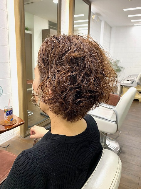 学芸大学美容室に、Hair Esthe Hi-Deは、あります。学芸大学美容院に、Hair Esthe Hi-Deはあります。Hair Esthe Hi-Deは目黒区学芸大学駅近くの美容室です。祐天寺美容室近くにも、Hair Esthe Hi-Deはあります。祐天寺美容院近くにも、Hair Esthe Hi-Deはあります。Hair Esthe Hi-Deは目黒区学芸大学駅近くの美容院です。Hair Esthe Hi-Deは髪にやさしく、が綺麗に艶髪になります。Hair Esthe Hi-Deカットがとても上手いです。得にボブやショートスタイルが得意で、スタイルがより立体的になります。なので立体感カットが、お客様に人気です。切りっぱなしボブやマッシュショートも得意です。カラーも評判よく、ニューアマトラカラーがお客様に高評価です。オーガニックなヘアカラー　香草カラー色葉も人気です。パーマもとても上手く、　クリープパーマがお客様に高評価クリープパーマしながら、髪は綺麗になります。Hair Esthe Hi-Deは、オープンした2003年からヘッドスパ「クリームバスヘアエステ」を提供しています。ヘッドスパ「クリームバスヘアエステ」は、頭皮の汚れを落とし且つ頭皮の保湿効果もあり髪に栄養を与え、艶々になります。プレミアム髪質改善トリートメントで、「イオンコネクト・トリートメント」も大好評です。コロナ感染対策を万全にしております。新型コロナウイルス感染拡大防止を徹底して、お客様が安心して来店出来るようにしております。お客様同士が接触しないよう、サロン自体を個室的にしています。