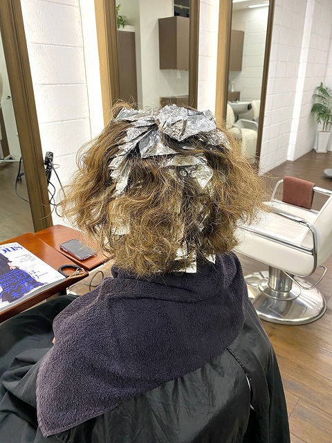 学芸大学美容室に、Hair Esthe Hi-Deは、あります。学芸大学美容院に、Hair Esthe Hi-Deはあります。Hair Esthe Hi-Deは目黒区学芸大学駅近くの美容室です。祐天寺美容室近くにも、Hair Esthe Hi-Deはあります。祐天寺美容院近くにも、Hair Esthe Hi-Deはあります。Hair Esthe Hi-Deは目黒区学芸大学駅近くの美容院です。Hair Esthe Hi-Deは髪にやさしく、が綺麗に艶髪になります。Hair Esthe Hi-Deカットがとても上手いです。得にボブやショートスタイルが得意で、スタイルがより立体的になります。なので立体感カットが、お客様に人気です。切りっぱなしボブやマッシュショートも得意です。カラーも評判よく、ニューアマトラカラーがお客様に高評価です。オーガニックなヘアカラー　香草カラー色葉も人気です。主に40代のお客様が多いです。40代ボブや40代ショートも得意です。脱白髪染めカラーも好評です。パーマもとても上手く、　クリープパーマがお客様に高評価クリープパーマしながら、髪は綺麗になります。Hair Esthe Hi-Deは、オープンした2003年からヘッドスパ「クリームバスヘアエステ」を提供しています。ヘッドスパ「クリームバスヘアエステ」は、頭皮の汚れを落とし且つ頭皮の保湿効果もあり髪に栄養を与え、艶々になります。プレミアム髪質改善トリートメントで、「イオンコネクト・トリートメント」も大好評です。コロナ感染対策を万全にしております。新型コロナウイルス感染拡大防止を徹底して、お客様が安心して来店出来るようにしております。お客様同士が接触しないよう、サロン自体を個室的にしています。