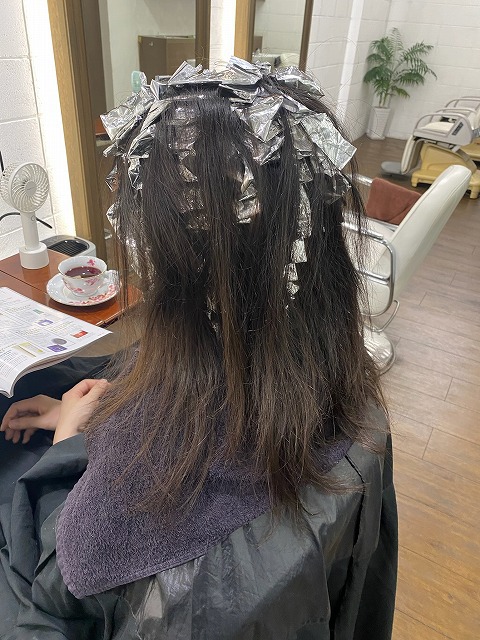 学芸大学美容室に、Hair Esthe Hi-Deは、あります。学芸大学美容院に、Hair Esthe Hi-Deはあります。Hair Esthe Hi-Deは目黒区学芸大学駅近くの美容室です。祐天寺美容室近くにも、Hair Esthe Hi-Deはあります。祐天寺美容院近くにも、Hair Esthe Hi-Deはあります。Hair Esthe Hi-Deは目黒区学芸大学駅近くの美容院です。Hair Esthe Hi-Deは髪にやさしく、が綺麗に艶髪になります。Hair Esthe Hi-Deカットがとても上手いです。得にボブやショートスタイルが得意で、スタイルがより立体的になります。なので立体感カットが、お客様に人気です。切りっぱなしボブやマッシュショートも得意です。カラーも評判よく、ニューアマトラカラーがお客様に高評価です。オーガニックなヘアカラー　香草カラー色葉も人気です。主に40代大人女性のお客様が多いです。40代ボブや40代ショートも得意です。50代大人女性も多いです脱白髪染めカラーも好評です。パーマもとても上手く、　クリープパーマがお客様に高評価クリープパーマしながら、髪は綺麗になります。Hair Esthe Hi-Deは、オープンした2003年からヘッドスパ「クリームバスヘアエステ」を提供しています。ヘッドスパ「クリームバスヘアエステ」は、頭皮の汚れを落とし且つ頭皮の保湿効果もあり髪に栄養を与え、艶々になります。プレミアム髪質改善トリートメントで、「イオンコネクト・トリートメント」も大好評です。