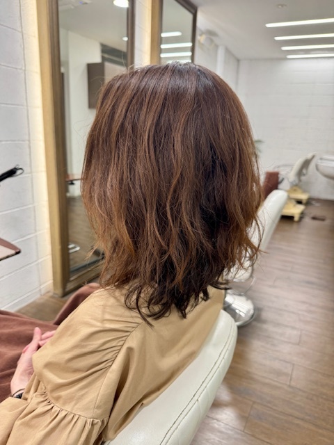 学芸大学 美容室に、Hair Esthe Hi-Deは、あります。学芸大学 美容院に、Hair Esthe Hi-Deはあります。Hair Esthe Hi-Deは目黒区学芸大学駅近くの美容室です。Hair Esthe Hi-Deは、東急東横線沿い駅近くの美容室です。Hair Esthe Hi-Deは、東急東横線沿い駅近くの美容院です。祐天寺美容室近くにも、Hair Esthe Hi-Deはあります。祐天寺美容院近くにも、Hair Esthe Hi-Deはあります。Hair Esthe Hi-Deは目黒区学芸大学駅近くの美容院です。Hair Esthe Hi-Deは目黒区学芸大学駅近くの美容室です。Hair Esthe Hi-Deは髪にやさしく、が綺麗に艶髪になります。Hair Esthe Hi-Deカットがとても上手いです。Hair Esthe Hi-Deは、オシャレです。学芸大　美容院　Hair Esthe Hi-Deは、とても人気があります。学芸大　美容室　Hair Esthe Hi-Deは、40代50代女性に人気があります。得にボブやショートスタイルが得意で、スタイルがより立体的になります。なので立体感カットが、お客様に人気です。切りっぱなしボブカやマッシュショートも得意です。なのでショートカットも得意です。もちろんボブカットも得意です。カラーも評判よく、ニューアマトラカラーがお客様に高評価です。オーガニックなヘアカラー　香草カラー色葉も人気です。ヘアマニキュアも保湿があり好評です。40代大人女性のお客様が多いです。40代ボブや40代ショートも得意です。50代大人女性も多いです脱白髪染めハイライトカラーも好評です。60代大人女性も多いですパーマもとても上手く、　クリープパーマがお客様に高評価クリープパーマしながら、髪は綺麗になります。Hair Esthe Hi-Deは、オープンした2003年からヘッドスパ「クリームバスヘアエステ」を提供しています。ヘッドスパ「クリームバスヘアエステ」は、頭皮の汚れを落とし且つ頭皮の保湿効果もあり髪に栄養を与え、艶々になります。プレミアム髪質改善トリートメントも大好評です。