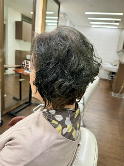 学芸大学 美容室に、Hair Esthe Hi-Deは、あります。学芸大学 美容院に、Hair Esthe Hi-Deはあります。Hair Esthe Hi-Deは目黒区学芸大学駅近くの美容室です。Hair Esthe Hi-Deは、東急東横線沿い駅近くの美容室です。Hair Esthe Hi-Deは、東急東横線沿い駅近くの美容院です。祐天寺美容室近くにも、Hair Esthe Hi-Deはあります。祐天寺美容院近くにも、Hair Esthe Hi-Deはあります。Hair Esthe Hi-Deは目黒区学芸大学駅近くの美容院です。Hair Esthe Hi-Deは目黒区学芸大学駅近くの美容室です。Hair Esthe Hi-Deは髪にやさしく、が綺麗に艶髪になります。Hair Esthe Hi-Deは、カットがとても上手いです。Hair Esthe Hi-Deは、オシャレです。学芸大　美容院　Hair Esthe Hi-Deは、とても人気があります。学芸大　美容室　Hair Esthe Hi-Deは、40代50代女性に人気があります。得にボブやショートスタイルが得意で、スタイルがより立体的になります。なので立体感カットが、お客様に人気です。切りっぱなしボブカやマッシュショートも上手いです。なのでショートカットも上手いです。もちろんボブカットも上手いです。カラーも評判よく、ニューアマトラカラーがお客様に高評価です。オーガニックなヘアカラー　香草カラー色葉も人気です。ヘアマニキュアも保湿があり好評です。40代大人女性のお客様が多いです。40代ボブや40代ショートも得意です。50代大人女性も多いです脱白髪染めハイライトカラーも好評です。60代大人女性も多いですパーマもとても上手く、　クリープパーマがお客様に高評価クリープパーマしながら、髪は綺麗になります。Hair Esthe Hi-Deは、オープンした2003年からヘッドスパ「クリームバスヘアエステ」を提供しています。ヘッドスパ「クリームバスヘアエステ」は、頭皮の汚れを落とし且つ頭皮の保湿効果もあり髪に栄養を与え、艶々になります。プレミアム髪質改善トリートメントも大好評です。