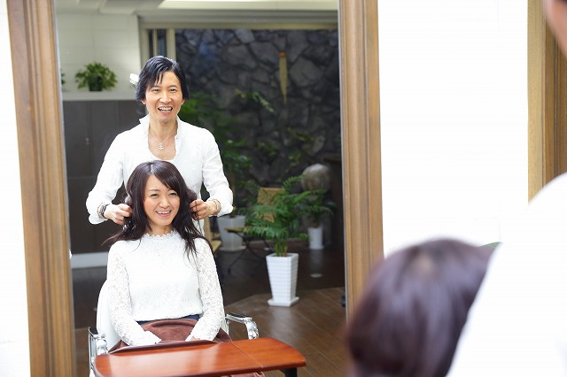 学芸大学美容室に、Hair Esthe Hi-Deは、あります。学芸大学美容院に、Hair Esthe Hi-Deはあります。Hair Esthe Hi-Deは目黒区学芸大学駅近くの美容室です。祐天寺美容室近くにも、Hair Esthe Hi-Deはあります。祐天寺美容院近くにも、Hair Esthe Hi-Deはあります。Hair Esthe Hi-Deは目黒区学芸大学駅近くの美容院です。Hair Esthe Hi-Deは髪にやさしく、が綺麗に艶髪になります。Hair Esthe Hi-Deカットがとても上手いです。得にボブやショートスタイルが得意で、スタイルがより立体的になります。なので立体感カットが、お客様に人気です。切りっぱなしボブやマッシュショートも得意です。カラーも評判よく、ニューアマトラカラーがお客様に高評価です。オーガニックなヘアカラー　香草カラー色葉も人気です。主に40代のお客様が多いです。40代ボブや40代ショートも得意です。脱白髪染めカラーも好評です。パーマもとても上手く、　クリープパーマがお客様に高評価クリープパーマしながら、髪は綺麗になります。Hair Esthe Hi-Deは、オープンした2003年からヘッドスパ「クリームバスヘアエステ」を提供しています。ヘッドスパ「クリームバスヘアエステ」は、頭皮の汚れを落とし且つ頭皮の保湿効果もあり髪に栄養を与え、艶々になります。プレミアム髪質改善トリートメントで、「イオンコネクト・トリートメント」も大好評です。コロナ感染対策を万全にしております。新型コロナウイルス感染拡大防止を徹底して、お客様が安心して来店出来るようにしております。お客様同士が接触しないよう、サロン自体を個室的にしています。